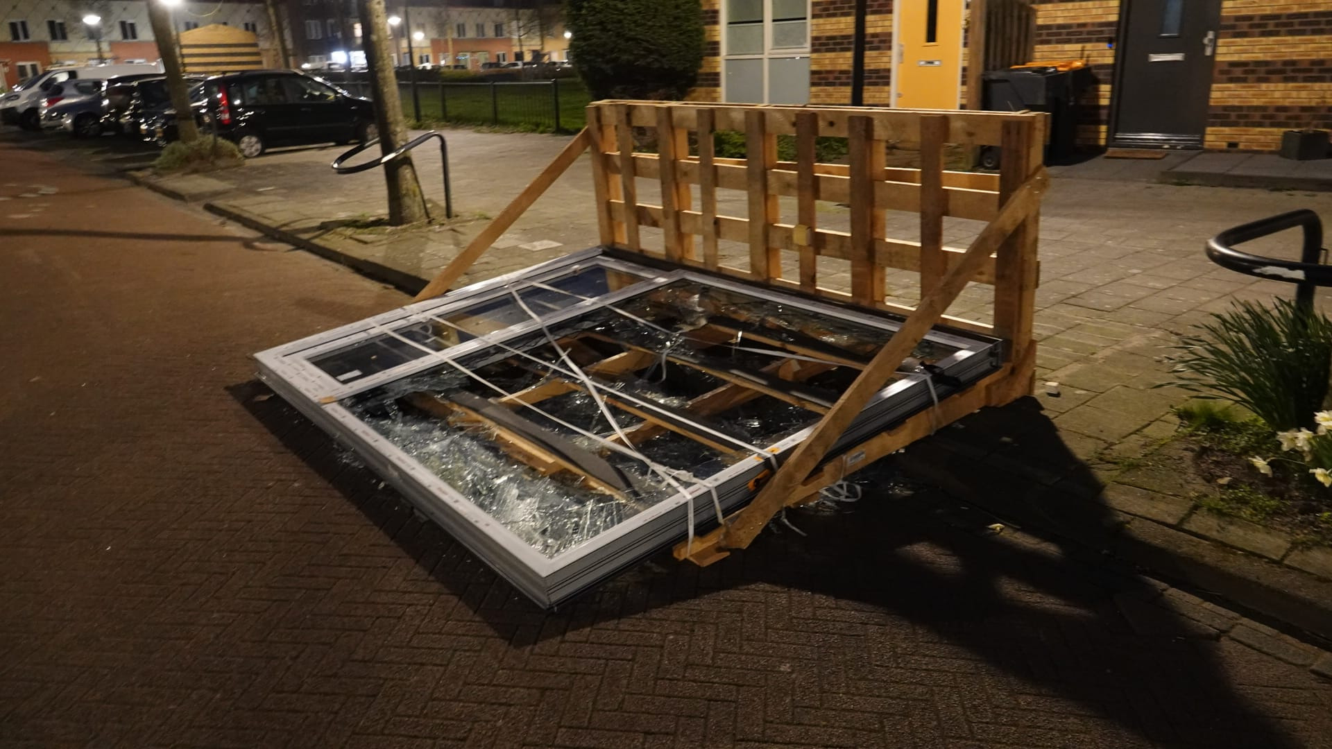 Foto: Omgewaaide bok met glas kozijn.jpeg